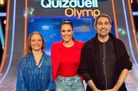 Quizduell-Olymp – Moderatorin Esther Sedlaczek (M.) mit den Kandidaten des Teams "Klassik": Julia Fischer (l.) und David Garrett (r.).