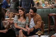 How I Met Your Father – Hannah (Ashley Reyes, l.); Sid (Suraj Sharma, r.)