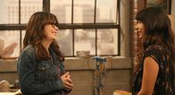 New Girl – (v.li.) Zooey Deschanel (Jess Day), Hannah Simone (Cece Meyers).