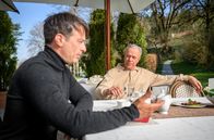 Sturm der Liebe – Robert (Lorenzo Patané, l.) und Werner (Dirk Galuba, r.) befürchten, dass Christoph versucht, sie übers Ohr zu hauen.