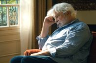 In Therapie – Alains (Jacques Weber) Wahnvorstellungen und Launen haben ein neues Ausmaß angenommen, seine Tochter Anouk ist in Alarmbereitschaft.