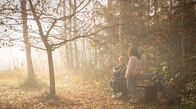Sturm der Liebe – Vanessa (Jeannine Gaspár, r.) trifft auf Max (Stefan Hartmann, l.), der ihr Lied auf der Gitarre spielt.