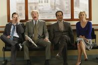 Monk – L-R: Jason Gray-Stanford als Lieutenant Disher, Ted Levine als Capt. Leland Stottlemeyer, Tony Shalhoub als Adrian Monk, Traylor Howard als Natalie Teeger