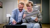 Sturm der Liebe – Erik (Sven Waasner, l.) und Gerry (Johannes Huth, r.) schauen das Pferderennen.