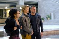 MacGyver – Die "Phoenix Foundation": Riley Davis (Tristin Mays, l.), MacGyver (Lucas Till, M.) und Jack Dalton (George Eads, r.) sind ein eingeschworenes Team.