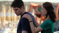 The Wolf's Call - Entscheidung in der Tiefe – Die Bekanntschaft mit Diane (Paula Beer) lenkt Chanteraide (François Civil) für eine Weile von seinen beruflichen Problemen ab.