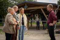 Blutige Anfänger – Gestütsbesitzer Gerd Stockmann (Michael Schenk) erzählt Dörte (Petra Kleinert, l.), Anastasia (Luise Emilie Tschersich, 2.v.l.) und Charlotte (Cheyenne Pahde, 2.v.r.), dass er seinem Mitarbeiter gekündigt hatte, weil er nicht nur ein Händchen für Pferde, sondern auch für verheiratete Frauen hatte.