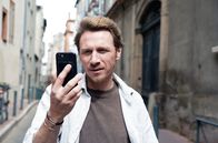 Juliette im Bade – Der Filmemacher Valentin (Nicolas Bridet) hat ein Auge auf die Polizistin Marie (Charlotte Gabris) geworfen und möchte sie gerne privat kennenlernen.