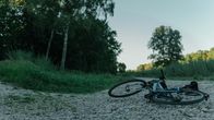 Spuren – Das Fahrrad der Getöteten liegt noch dort, wo sie überfallen wurde…