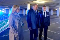 Der Alte (ZDF) – Kriminalhauptkommissar Voss (Jan-Gregor Kremp, M.) inspiziert gemeinsam mit seiner Kollegin Dr. Franziska Sommerfeld (Christina Rainer, l.) den Tatort. Dort treffen die beiden auf den Inhaber der Security-Firma Jörn Brunner (Max von Pufendorf, r.).