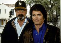 Ein Engel auf Erden – Jonathan (Michael Landon, r.), der zur Erde gesandte Engel, und sein Freund Mark (Victor French, l.) wollen den Bewohnern des "Offenen Hauses" helfen.