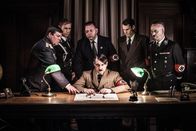 Komplizen des Bösen – Schauspieler am Set der Reihe: Adolf Hitler (Darsteller unbekannt, vorne, m.), Hermann Göring (Steve Munroe, l.), Reinhard Heydrich (Daniel Chapple, 2.v.l.), Martin Bormann (Jonathon Michaels, 3.v.l.), Albert Speer (Darsteller unbekannt, 2.v.r.) und Heinrich Himmler (Darsteller unbekannt, r.).