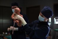 neoriginal: Push – Dr. Charlotte Mohn (Katia Fellin, r.) führt den Kaiserschnitt von Nalans Patientin durch. Nachdem das Fruchtwasser schon grün war, musste die Ärztin eine schnelle Entscheidung treffen.