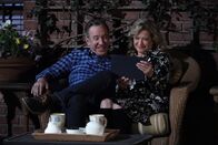Last Man Standing – Mike Baxter (Tim Allen, l.); Vanessa Baxter (Nancy Travis, r.)