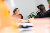 Am Puls – Sarah Tacke (l.) im Gespräch mit Derya Tat (r.) vom Arbeitsförderungszentrum Bremerhaven: Wie bringt man Frauen mit Migrationshintergrund in Arbeit?