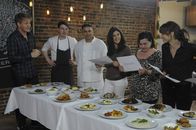 In Teufels Küche mit Gordon Ramsay – Dieses Mal wird Gordon Ramsays (l.) Hilfe im Restaurant La Galleria benötigt ...