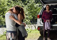 Frühling – Heidrun Niedermayer (Catalina Navarro Kirner, l.) hat eine schreckliche Nachricht erhalten. Katja Baumann (Simone Thomalla, M.) tröstet sie, während sich Dr. Schneiderhan (Caroline Ebner, r.) noch zurückhält.