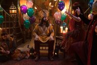 What We Do in the Shadows – (v.l.n.r.) Guillermo de la Cruz (Harvey Guillén); Nandor (Kayvan Novak); Nadja (Natasia Demetriou); Laszlo Cravensworth (Matt Berry)