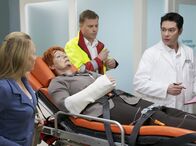 In aller Freundschaft – Nach einem Sturz wird Jutta Bergmann (Viktoria Brams, 2.v.li.) vom Notarzt (Komparse, 3.v.li.) in die Sachsenklinik eingeliefert. Sie ist verwirrt und nicht ansprechbar. Ihre Tochter Sina (Anja Schneider, li.) begleitet sie und klärt Dr. Philipp Brentano (Thomas Koch, re.) darüber auf, dass ihre Mutter unter Alzheimer leidet.