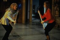 Der Tod steht ihr gut – Die beiden unsterblichen Frauen Madeline Ashton (Meryl Streep, l.) und Helen Sharp (Goldie Hawn, r.) liefern sich einen unerbittlichen Kampf bei dem sie ihre Körper zunehmend verunstalten ...