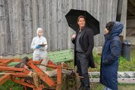 Der Alte – Caspar Bergmann (Thomas Heinze, M.) und Annabell Lorenz (Stephanie Stumph, r.) werden von Dr. Luisa Geiger (Sidonie von Krosigk, l.) am Tatort mit ersten Details versorgt.