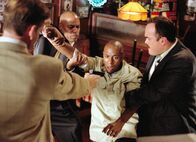 16 Blocks – Mos Def als Eddie Bunker (2.v.r.), David Zayas als Det. Robert Torres (r.)