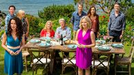Cedar Cove – Vorne: Olivia Lockhart (Andie MacDowell, l.), Justine Lockhart (Sarah Smyth, r.) Hinten: Grace Sherman (Teryl Rothery, 2.v.l.)Peggy Beldon (Barbara Niven, 3.v.l.), Bob Beldon (Bruce Boxleitner, m.), Paul (Colin Ferguson, 3.v.r.), Alex Baldwin (Rebecca Marshall, 2.v.r.), Jack Griffith (Dylan Neal, r.)