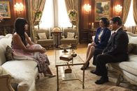 The Good Place – Wird es Tahani (Jameela Jamil, l.) gelingen, der Versuchung zu widerstehen, zu erfahren, was die Menschen wirklich von ihr denken oder lässt sie sich schließlich doch dazu hinreißen, eine verbotene Tür zu öffnen, um mit ihrer Eltern Manisha (Anna Khaja, M.) und Waqas (Ajay Mehta, r.) zu sprechen?