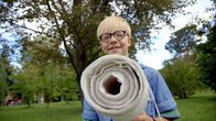 Knall genial – Wie kann man eine abgewickelte Toilettenpapierrolle am schnellsten verschwinden lassen? Noah nimmt die Herausforderung an und landet zum Schluss sogar in einem Flugzeug.
