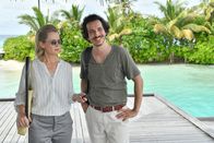 Das Traumschiff – Mit Kornelius Busch (Ferdi Özten) steht der blinden Nele Berghaus (Lisa Karlström) ein unerfahrener Reisebeleiter zur Seite.