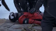 Rebecka Martinsson – War es Mord? Ein Taucher kommt unter dem Eis ums Leben.