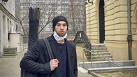 Heute im Osten - Die Reportage – Radek (19) aus Warschau vor der Synagoge. Von seiner jüdischen Abstammung hat der IT-Student erst vor kurzem erfahren.