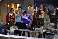 The Big Bang Theory – Die Freunde Leonard (Johnny Galecki, r.), Sheldon (Jim Parsons, 2.v.l.), Raj (Kunal Nayyar, l.) und Howard (Simon Helberg, 3.v.l.) wollen ein Laser-Experiment durchführen. Als Leonard Penny (Kaley Cuoco, 3.v.r.) dazuholen will, lernt er gleich ihren neuen Freund Zack (Brian Smith, 2.v.r.) kennen ...