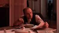 Sternstunde der Mörder – Der Serienmörder (Gerhard Liebmann) isst kaltblütig Suppe – während die Gewalt eskaliert.