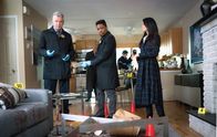 Elementary – Watson (Lucy Liu, r.), Gregson (Aidan Quinn, l.) und Bell (Jon Michael Hill, M.) sind schockiert, als sie den Tatort sehen, der sich ihnen im Haus eines Privatermittlers bietet ...