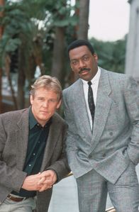 Und wieder 48 Stunden – Verdrehte Welt: Der schmuddelige und heruntergekommene Jack (Nick Nolte, l.) ist der Polizist, und der elegante und vornehme Reggie (Eddie Murphy, r.) der Gauner und Knastbruder. Doch Reggie ist nur aus dem Knast raus, weil er für Jack den Hilfs-Sheriff spielen und ihm helfen soll ...