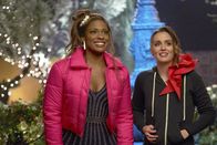 Single Parents – Poppy Banks (Kimrie Lewis, l.); Angie D'Amato (Leighton Meester, r.)