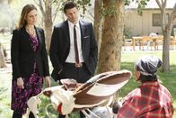Bones - Die Knochenjägerin – Dr. Brennan (Emily Deschanel, l.); Booth (David Boreanaz, r.)
