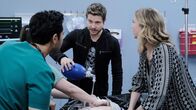 Atlanta Medical – Atlanta Medical Staffel 3 Folge 4 Zu dritt bei der Arbeit: Manish Dayal als Devon Pravesh, Matt Czuchry als Conrad Hawkins, Emily VanCamp als Nicolette Nevin Copyright: SRF/2018-2019 Twentieth Century Fox Film Corporation.
