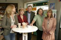 Verliebt in Berlin – V.l.n.r.: Laura (Olivia Pascal), Helga (Ulrike Mai), Friedrich (Wilhelm Manske), Bernd (Volker Herold), Lisa (Alexandra Neldel) (Dieses Foto von Alexandra Neldel darf nur in Zusammenhang mit der Berichterstattung über die Serie "Verliebt in Berlin" veröffentlicht und verbreitet werden.)