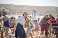 The Last Wave – Iréne Lecap (Isabel Otero) und Noé Alcorta (Evan Naroditzky) flüchten vor der aufkommenden Wolke.