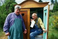 Löwenzahn Classics – Überall gibt es Bakterien, meint Peter (Peter Lustig, r.). Sie gehören zu unserem Leben dazu. Nachbar Paschulke (Helmut Krauss, l.) findet das eklig.