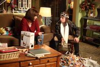 The Middle – Frankie (Patricia Heaton, l.) ist überrascht, dass Brick (Atticus Shaffer, r.) sich auf einmal ganz anders verhält als sonst. Liegt das möglicherweise an den Unmengen von Süßigkeiten, die er in letzter Zeit verspeist? Unterdessen erhält Sue ihren Lehrführerschein und darf endlich Autofahren lernen ...