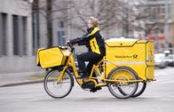 planet e. – Es ist umweltfreundlich, leise und in der Stadt oft schneller als das Auto. Seit etlichen Jahren können die Fahrer der gelben Zwei- und Dreiräder auf die Unterstützung eines Elektromotors zurückgreifen. Seit Anfang 2020 ist nun eine neue Generation von E-Bikes und E-Trikes im Einsatz.