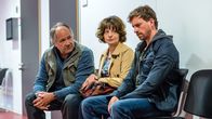 Der Staatsanwalt – Täglich besuchen Wolfram (Hartmut Volle, l.) und Siegrid Offenberg (Michaela Caspar) ihren Sohn Lars Offenberg (Ben Blaskovic) im Gefängnis. Wie weit würde das Ehepaar gehen, um seinem Sohn zu helfen?