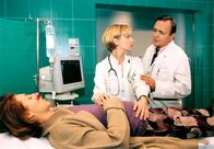 In aller Freundschaft – Dr. Globisch (Andrea Kathrin Globisch, Mitte) und Prof. Simoni (Dieter Bellmann) trauen ihren Augen nicht, als die schwangere Pia (Hendrikje Fitz) nach einem Verkehrsunfall in die Sachsenklinik eingeliefert wird.