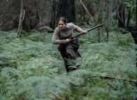 The Nightingale - Schrei nach Rache – Clare (Aisling Franciosi) nimmt entschlossen alle Strapazen und Gefahren in Kauf, um die Wildnis Tasmaniens zu durchqueren und den Mord an ihrer Familie zu rächen.