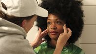 neoriginal: Hungry – Nachdem sich auf der Halloweenparty die Ereignisse überschlagen haben, ist Ronnie (Zoe Magdalena, r.) am Boden zerstört. Kann die quirlige Kimmi (Evelin Schwarz, l.) sie aufmuntern?