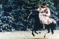 Valmont – Der Frauenheld Vicomte de Valmont (Colin Firth) reitet mit der keuschen Madame de Tourvel (Meg Tilly) aus... Er hat gewettet, dass es ihm gelingt, sie zu verführen.