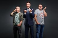 Wer weiß denn sowas? – Moderator Kai Pflaume (M.) und die beiden Teamkapitäne Bernhard Hoëcker (l.) und Elton (r.) gehen mit frischem Elan in die nächste Raterunde und werden sich mit Unterstützung prominenter Mitspieler erneut einen Kampf um Punkt und Sieg liefern.